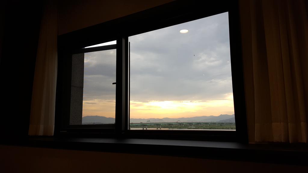 The May Hotel Busan Bagian luar foto