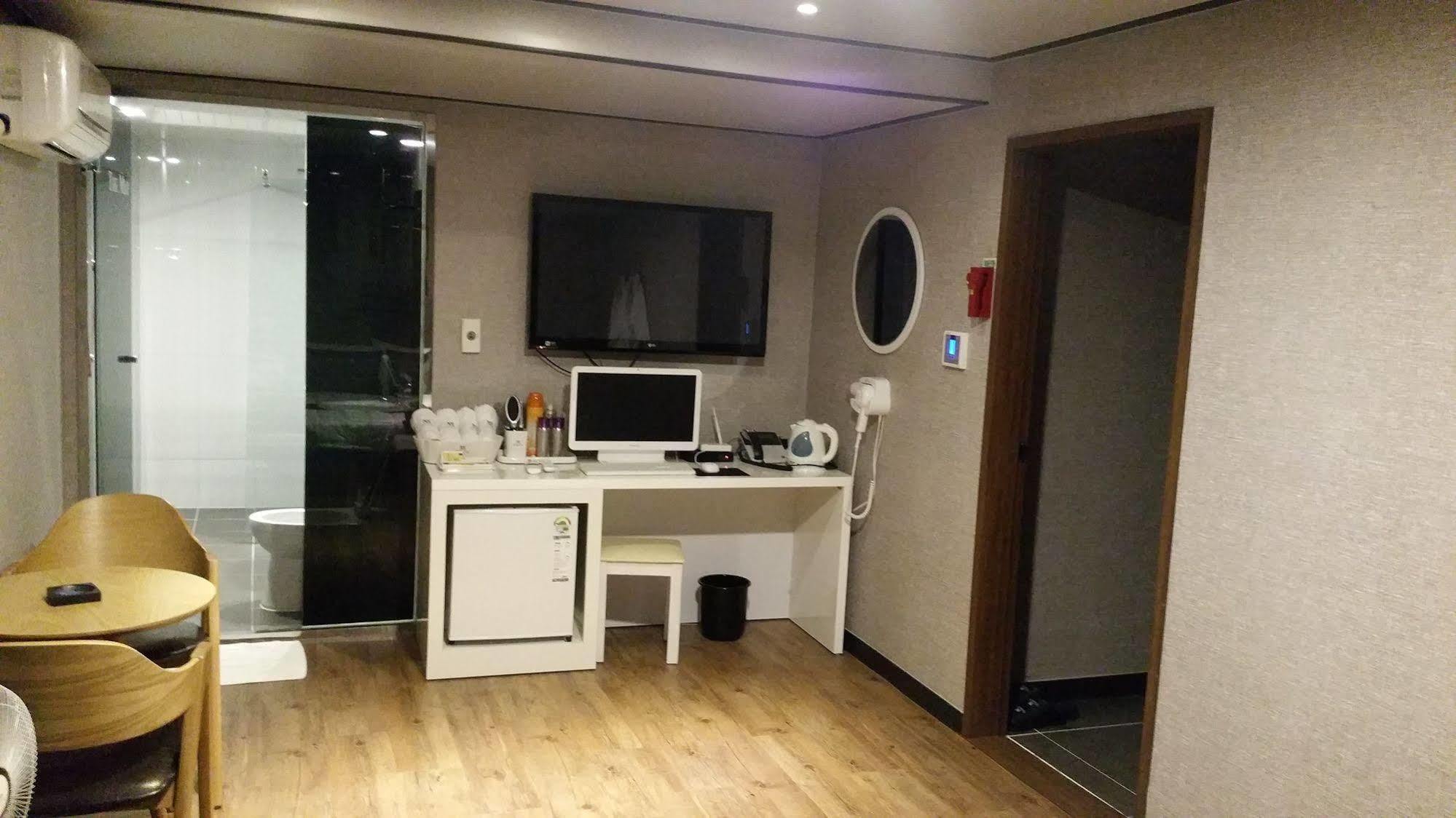 The May Hotel Busan Bagian luar foto