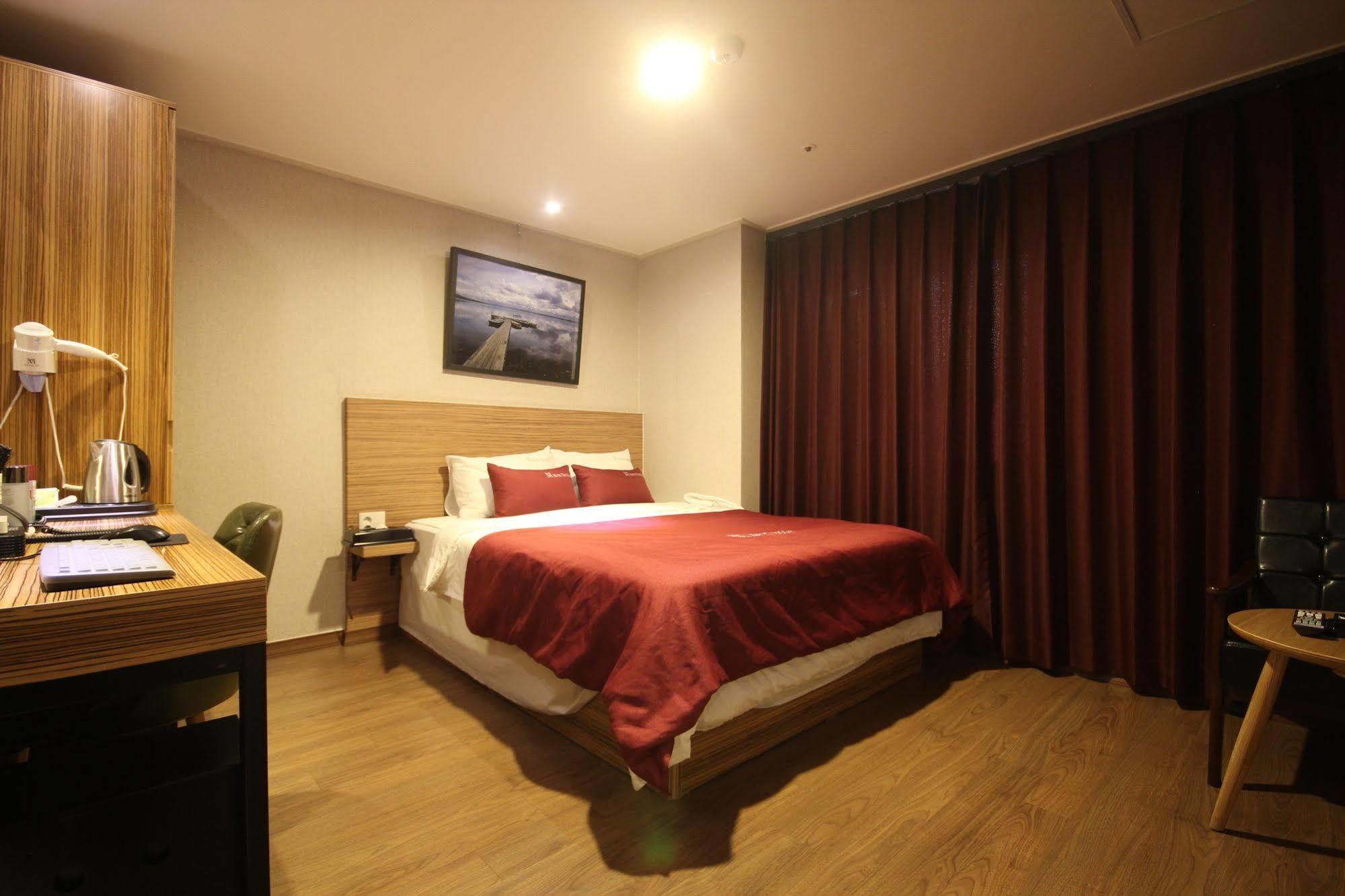 The May Hotel Busan Bagian luar foto