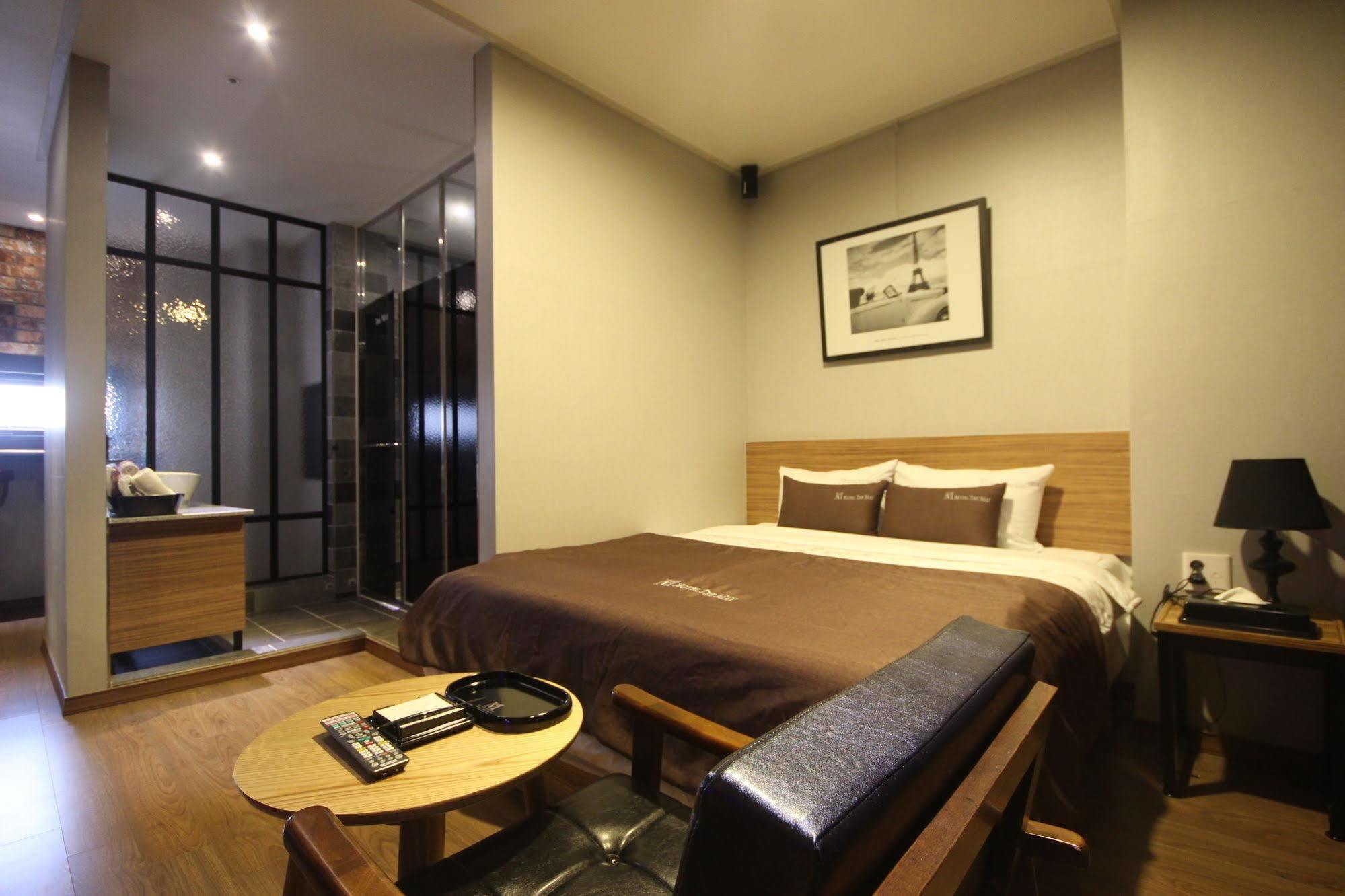 The May Hotel Busan Bagian luar foto